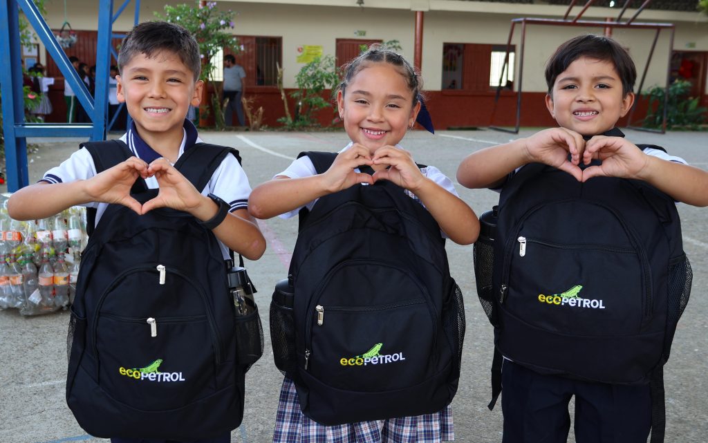 Entrega de kits escolares realizada por Ecopetrol a estudiantes y docentes de 31 municipios de Colombia para fortalecer la educación y la permanencia escolar.