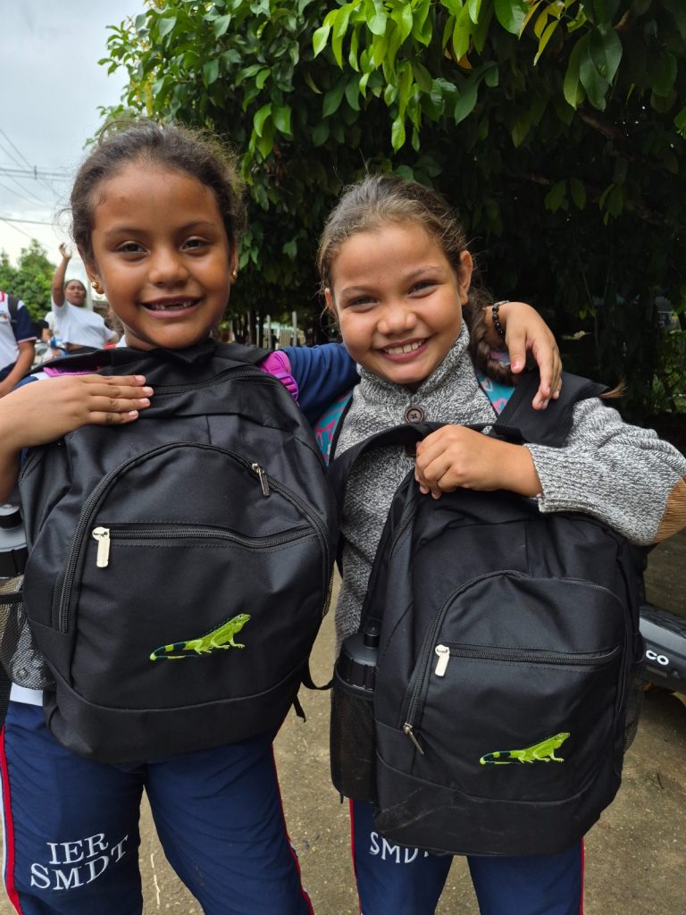 Entrega de kits escolares realizada por Ecopetrol a estudiantes y docentes de 31 municipios de Colombia para fortalecer la educación y la permanencia escolar.