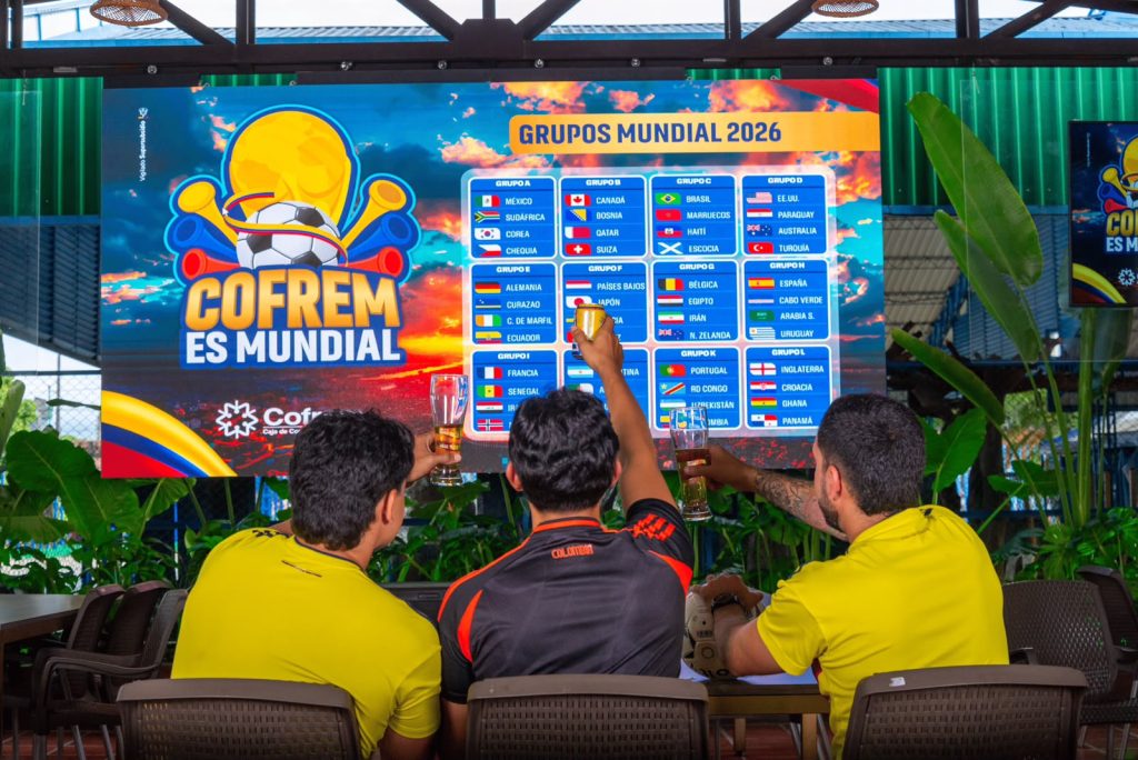 Familias observan los partidos del Mundial 2026 en pantalla gigante instalada por Cofrem en Villavicencio.