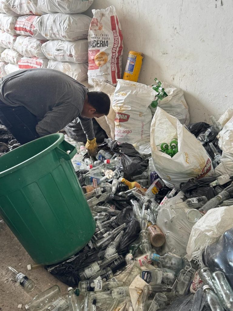 Recicladores participan en la recolección de envases de vidrio para evitar la adulteración de licor en el Meta