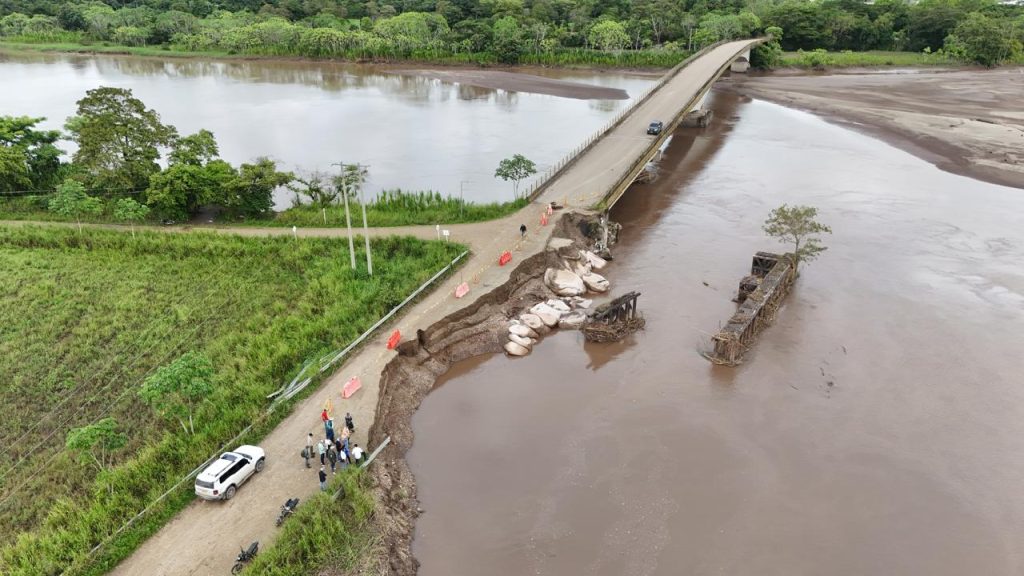 Funcionarios de la Gobernación del Meta, la Agencia para la Infraestructura del Meta (AIM) y la Alcaldía de Cabuyaro realizan una inspección técnica en el acceso al puente Humea tras la emergencia vial.