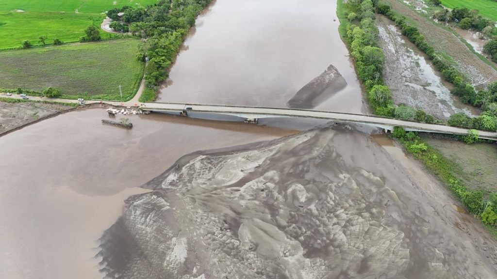 Afectación por socavación en el acceso vial al puente Humea debido a las crecientes del río Humea.