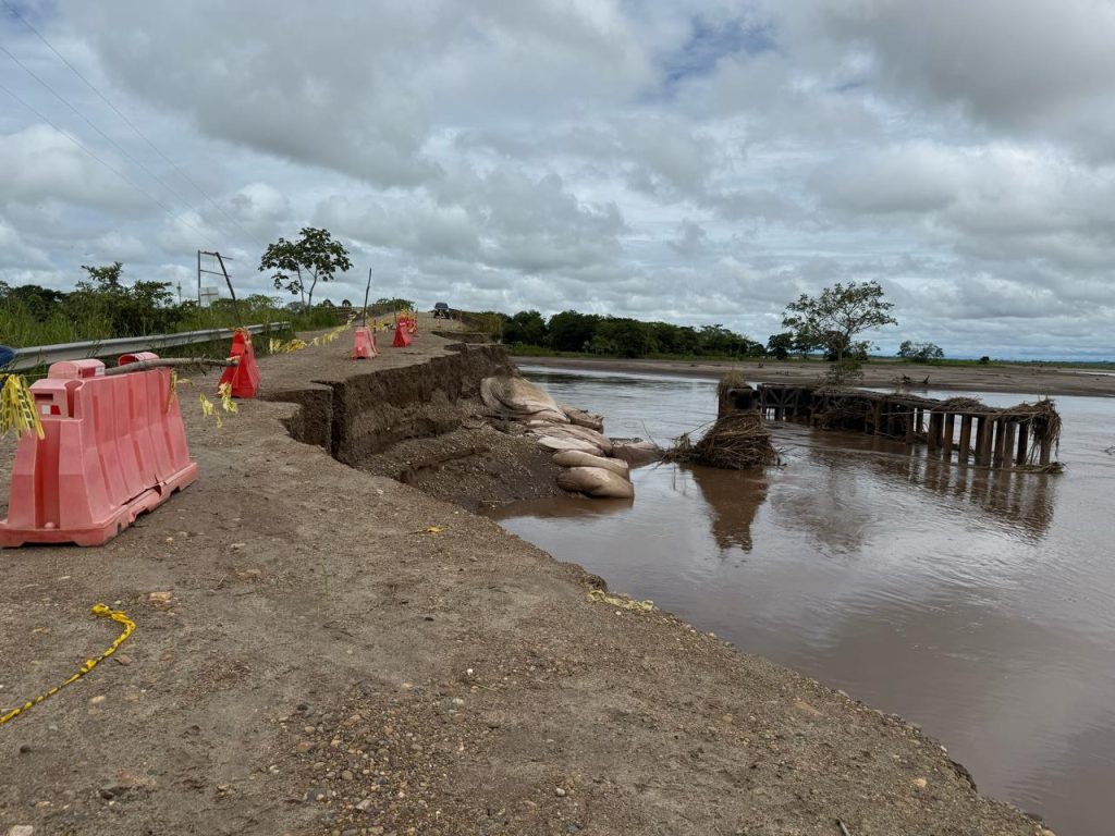 Maquinaria amarilla realiza trabajos de estabilización del terreno en el acceso al puente Humea para recuperar la conectividad entre Puerto López y Cabuyaro.