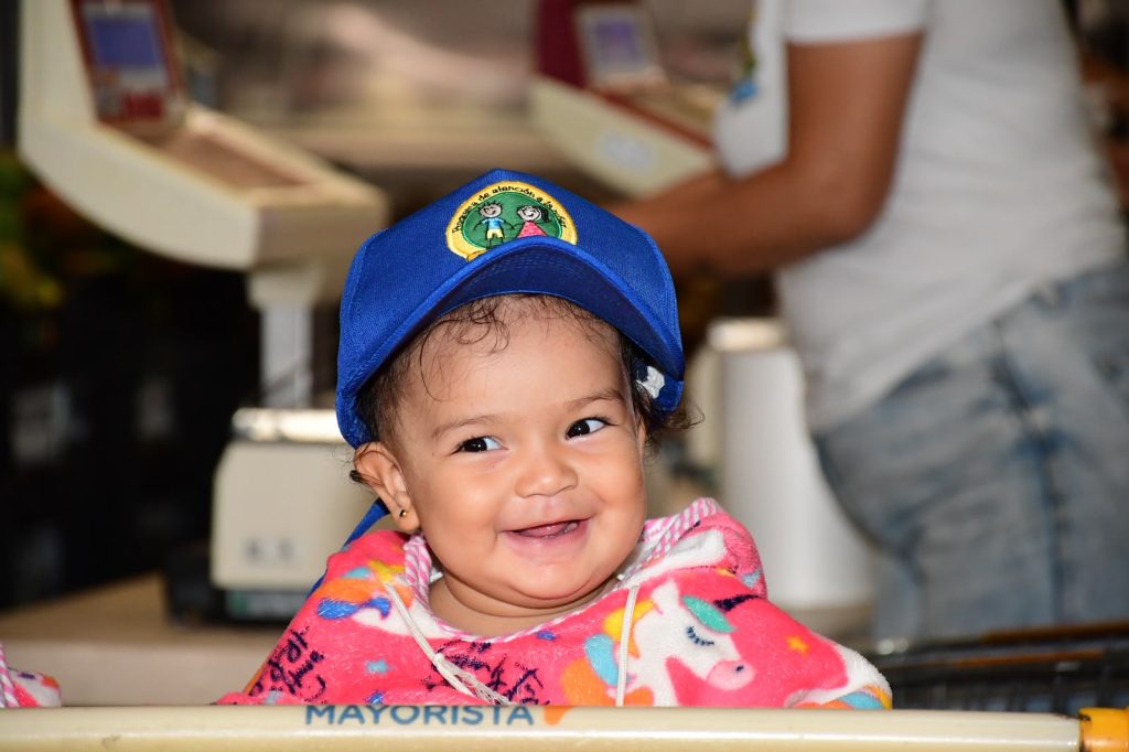 Madres gestantes, madres lactantes y niños beneficiarios del programa Creciendo Juntos de Cofrem durante una jornada de entrega de paquetes nutricionales en Villavicencio.