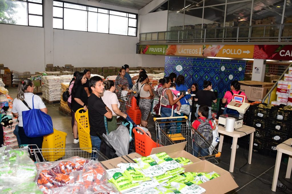 Profesionales de Cofrem orientan a madres y familias durante una jornada educativa del programa Creciendo Juntos en Villavicencio.