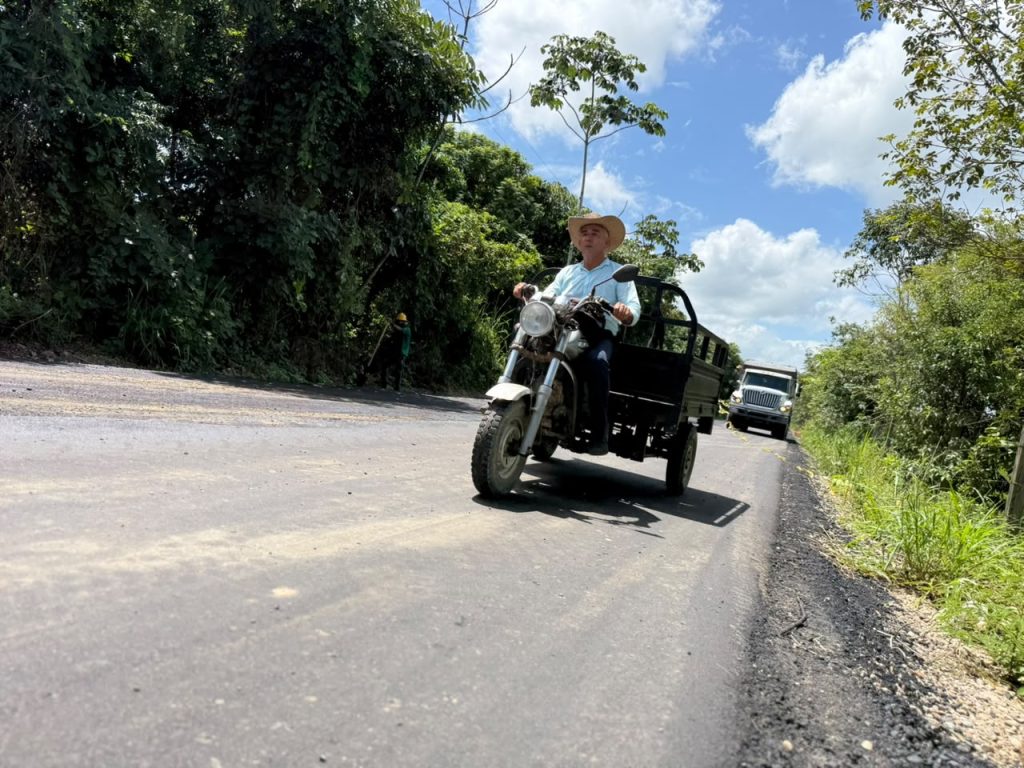 Trabajos de pavimentación en la vía El Barro mejoran la conexión rural de San Carlos de Guaroa.
