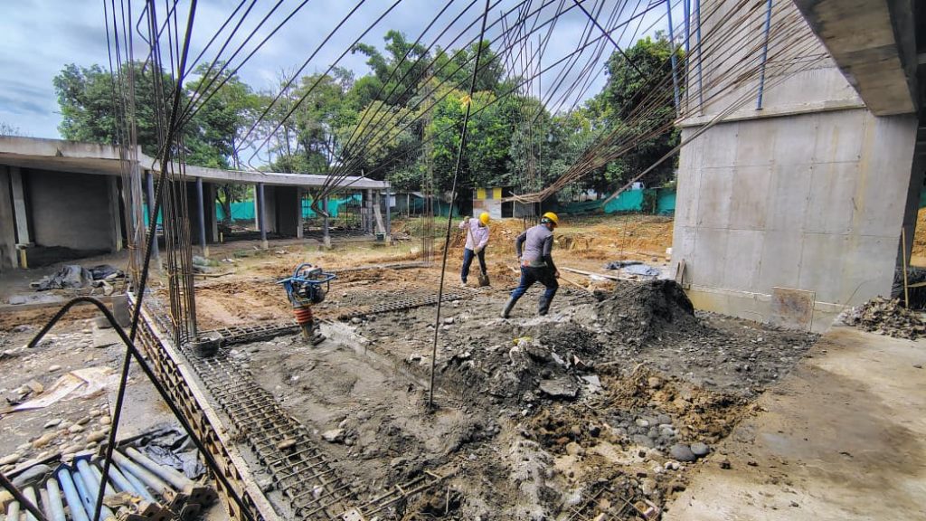 Megacolegio Alfonso López Pumarejo con un 62 % de avance en su construcción en Alto Pompeya, Villavicencio, donde se edifican aulas, laboratorios, biblioteca y áreas administrativas.