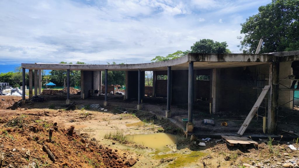 Vista general del megacolegio Alfonso López Pumarejo, cuya construcción registra un 62 % de avance en Villavicencio.