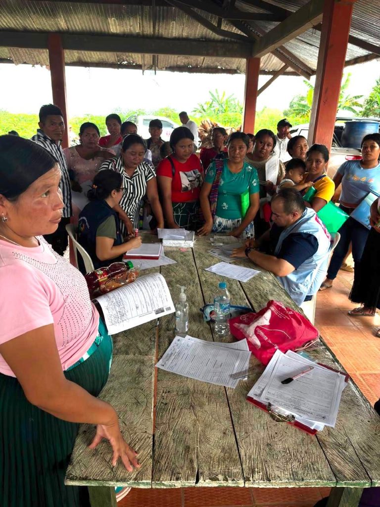 Niños de comunidades rurales reciben elementos recreativos durante una brigada de salud realizada en Puerto Gaitán, Meta.