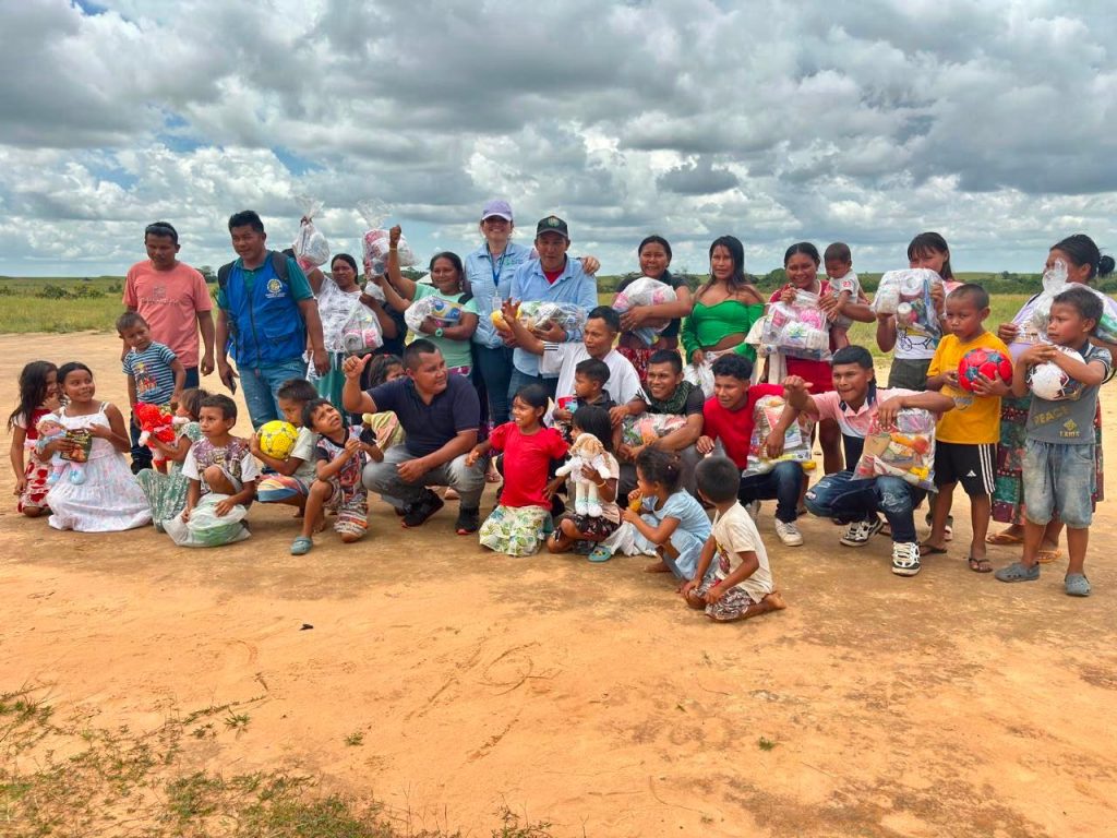 Profesionales de la salud atienden a habitantes de comunidades indígenas durante una brigada médica en Puerto Gaitán, Meta.