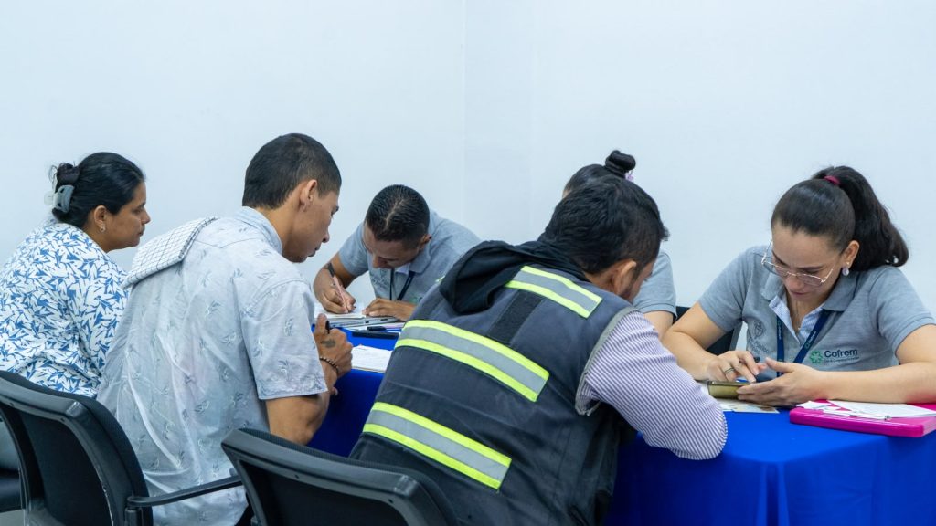 Funcionarios de la Agencia de Empleo Cofrem brindan orientación y registro a personas buscadoras de empleo durante una jornada de atención gratuita en el departamento del Meta.