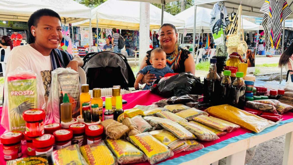 Mercado campesino organizado por la Alcaldía de Villavicencio para fortalecer el comercio y apoyar a los productores rurales en el sector de Villa Julia durante la emergencia del puente de Caño Parrado.