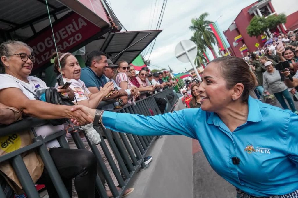 La gobernadora Rafaela Cortés Zambrano saluda a la comunidad durante la entrega oficial del nuevo Puente Villa Julia en Villavicencio, Meta.