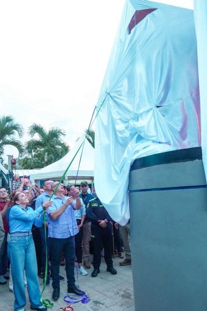 Ceremonia del corte de cinta durante la inauguración oficial del Puente Villa Julia en Villavicencio.