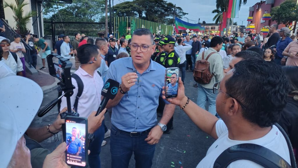 Darwin Castellanos Romero, representante a la Cámara por el Meta, durante la inauguración del nuevo Puente Villa Julia en Villavicencio.