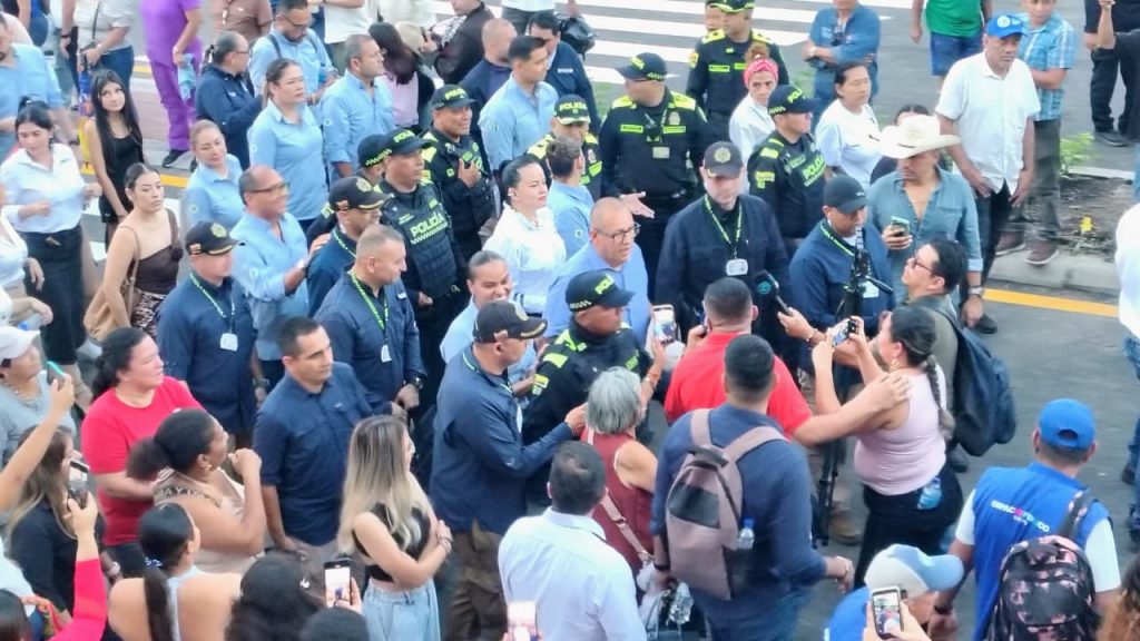 Vista aérea de funcionarios de diferentes entidades realizando un recorrido por el nuevo Puente Villa Julia durante la entrega oficial en Villavicencio, Meta.