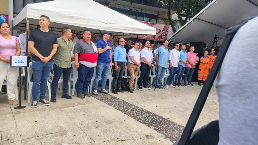 Diputados del departamento del Meta participan en la ceremonia de entrega del nuevo Puente Villa Julia en Villavicencio.