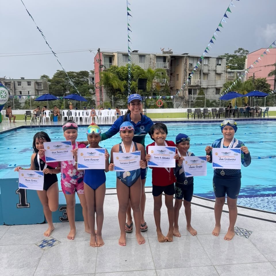 Deportistas compiten durante el Festival de Natación Cofrem