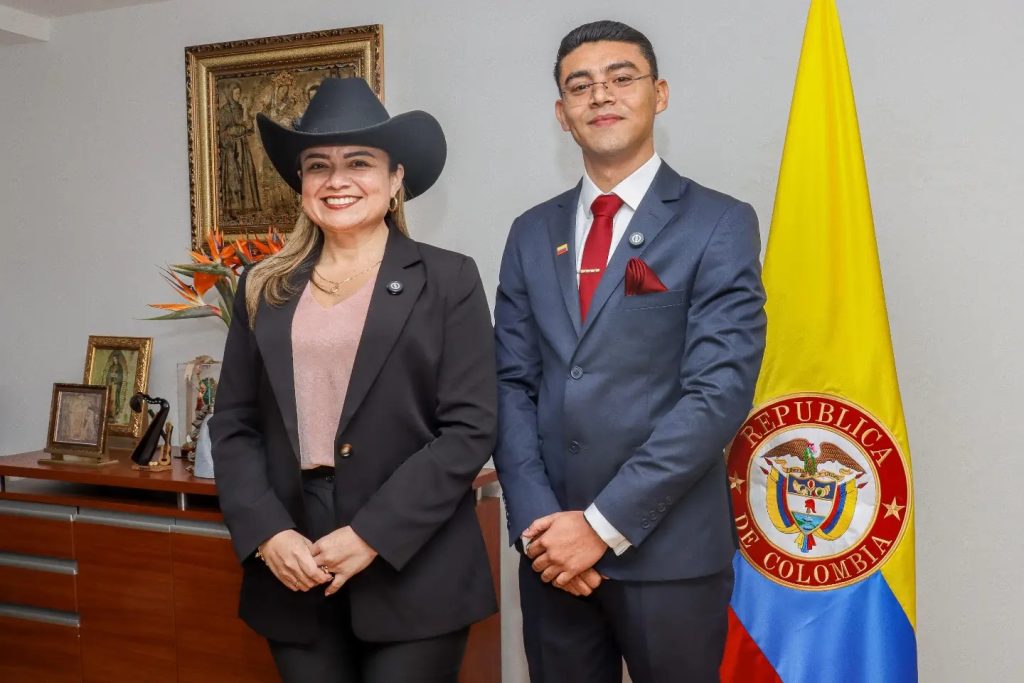 Camilo Andrés Salazar entrega documentos sobre su Maestría en Administración y responde a cuestionamientos sobre sus registros académicos.