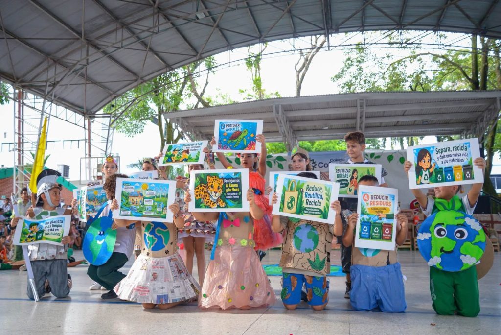 Estudiantes participan en desfile de trajes elaborados con materiales reciclables
