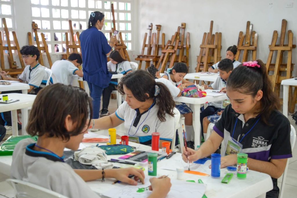 Estudiantes participan en desfile de trajes elaborados con materiales reciclables