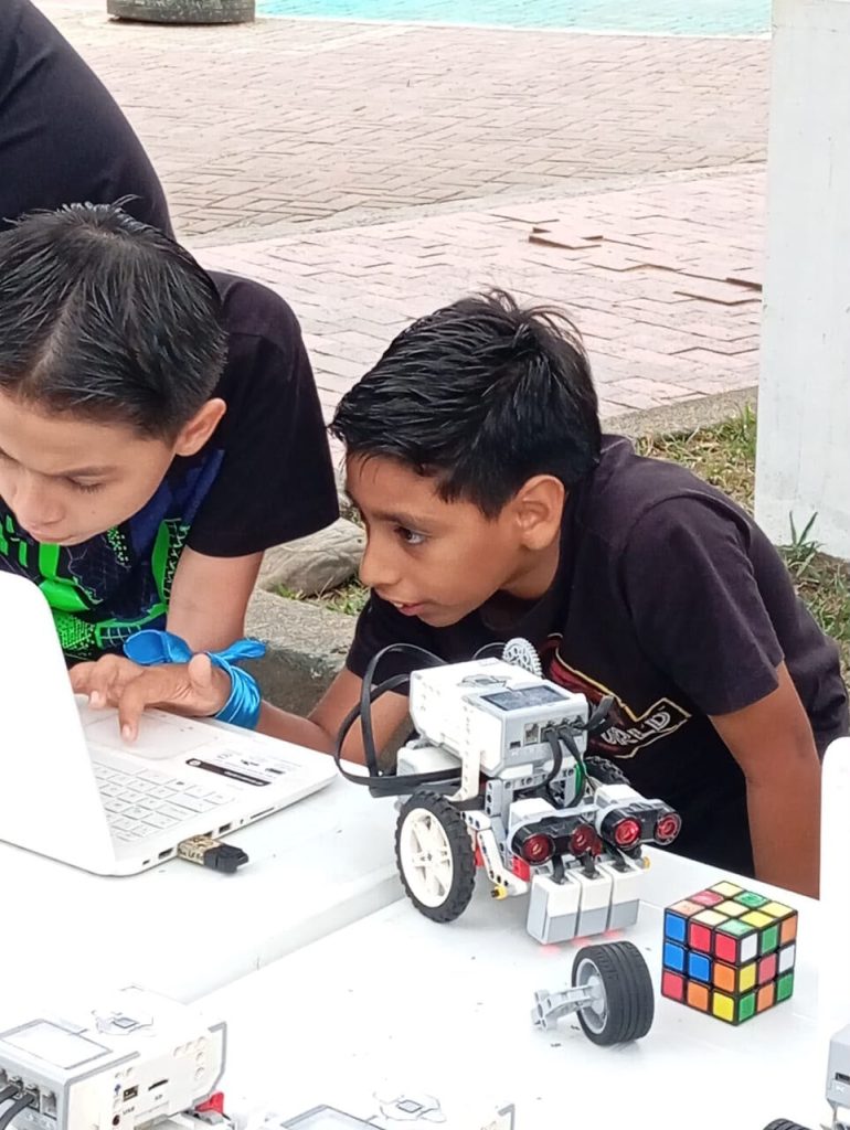 Robot Aqua Clean desarrollado por estudiantes de Cofrem para un proyecto de tecnología ambiental