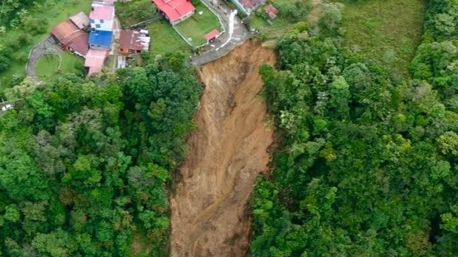 Vía de la vereda Buenavista afectada por socavación en Villavicencio