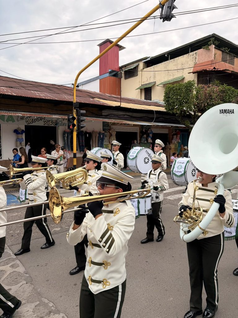 Banda Marcial del Colegio Cofrem Villavicencio durante el concurso Princesa Luchima