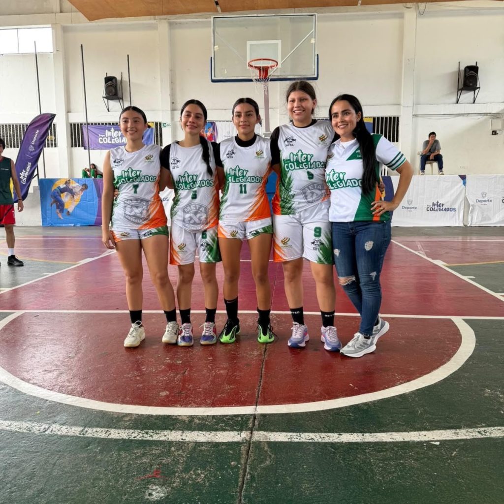 Estudiantes del Colegio Cofrem compiten en baloncesto 3x3 femenino durante los Intercolegiados
