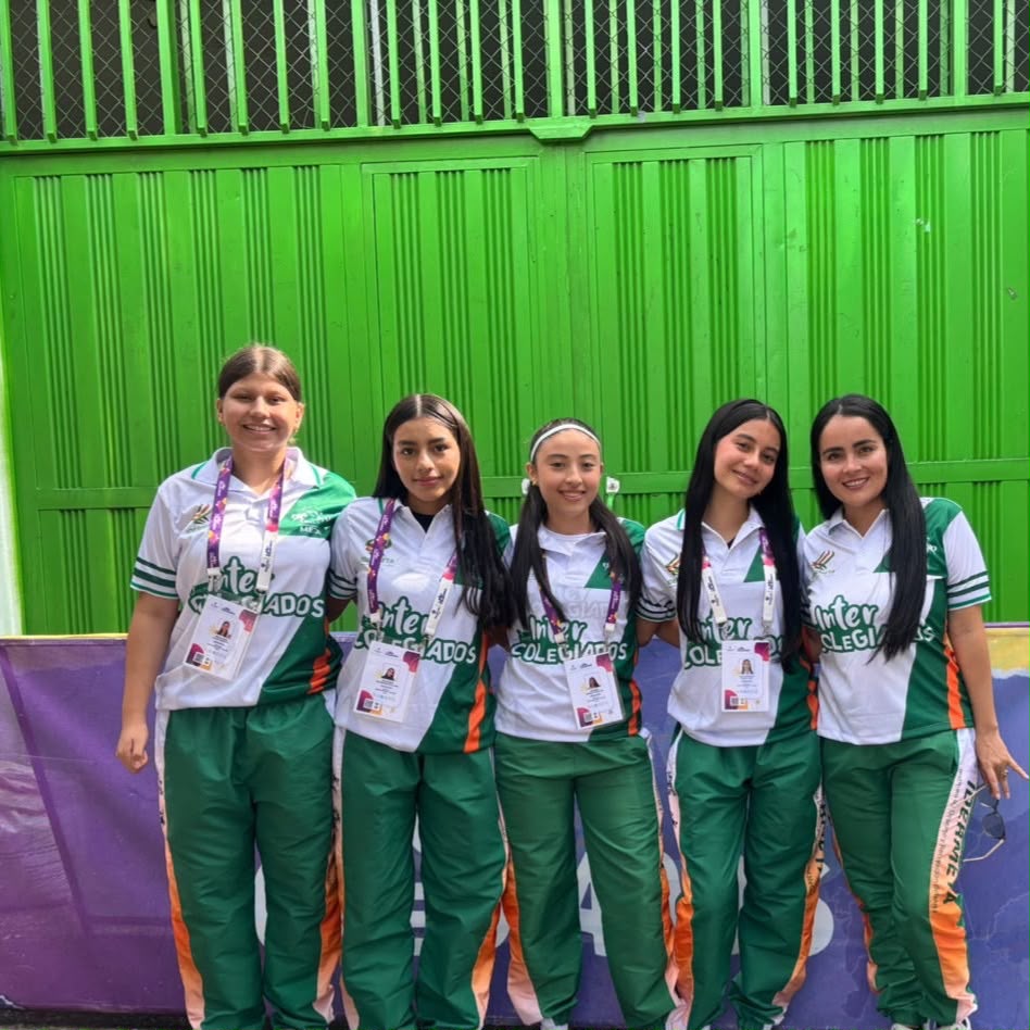 Equipo femenino del Colegio Cofrem celebra campeonato regional de baloncesto 3x3