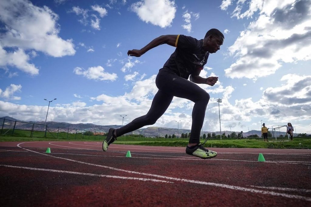 Deportistas durante una jornada de entrenamiento en Colombia, imagen ilustrativa sobre la inversión deportiva en el Meta para 2027.